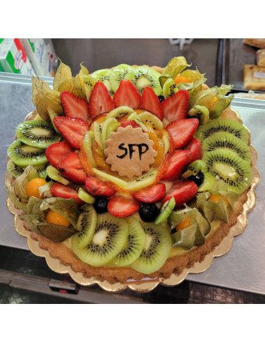 Crostata con crema e frutta di stagione