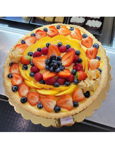 Crostata con crema e frutta di stagione