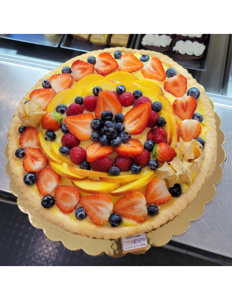 Crostata con crema e frutta di stagione